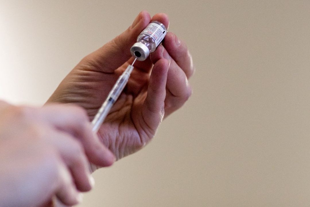 EUA aprueba las vacunas actualizadas de Pfizer y Moderna contra COVID-19