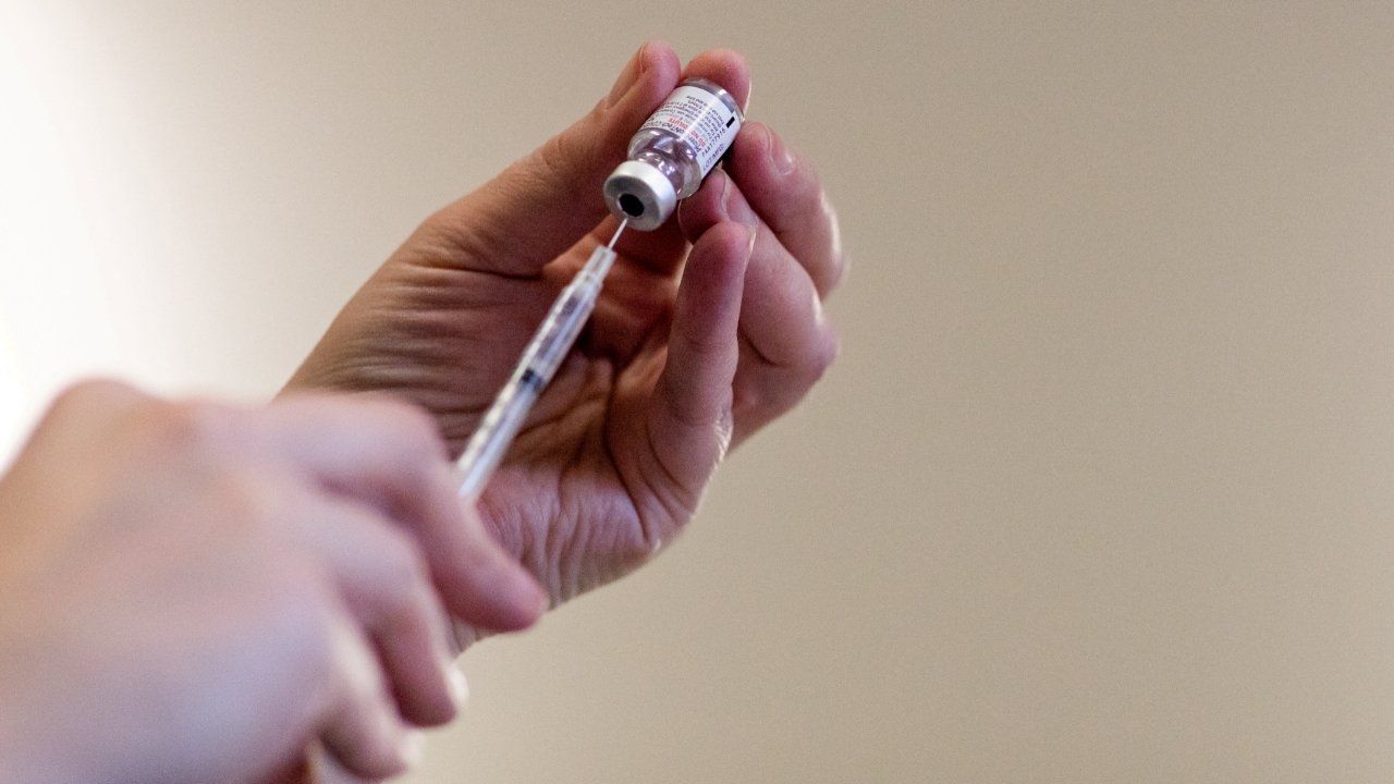 EUA aprueba las vacunas actualizadas de Pfizer y Moderna contra COVID-19