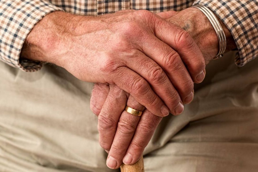Los mayores de 60 años que pasan más tiempo sedentarios pueden tener mayor riesgo de desarrollar demencia