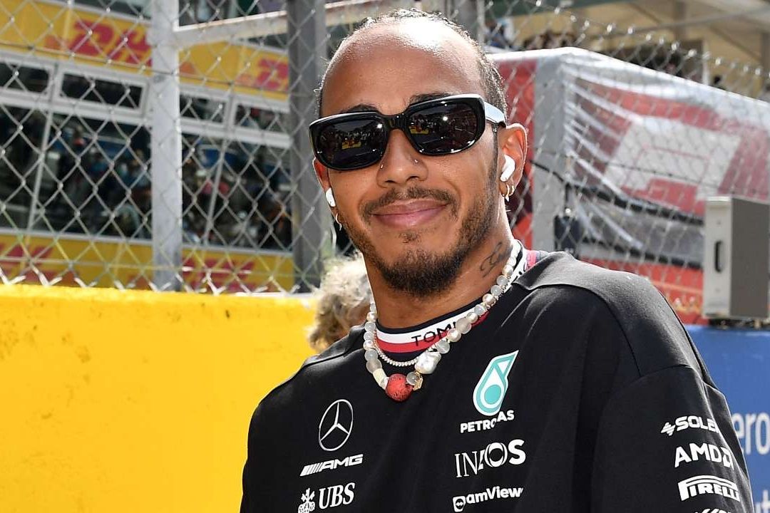 Lewis Hamilton defiende a Checo Pérez por comentarios racistas