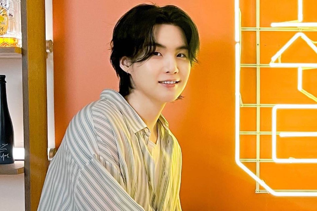 Suga inició su servicio social obligatorio en Corea del Sur y regresará hasta 2025