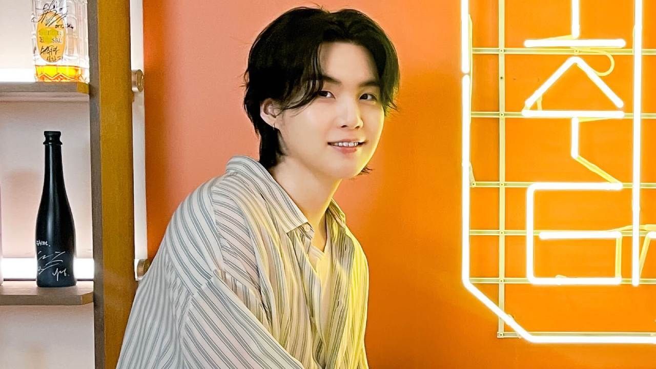 Suga inició su servicio social obligatorio en Corea del Sur y regresará hasta 2025
