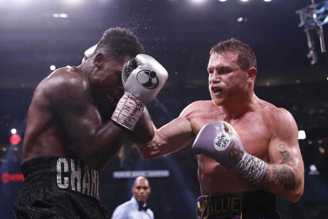 Saúl Canelo Álvarez Vence a Jermell Charlo por Decisión Unánime