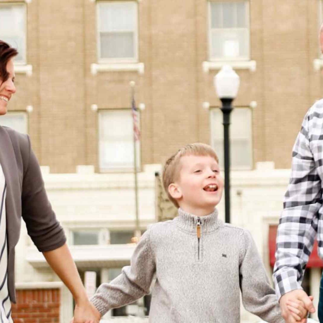 El senador de Dakota del Norte, su esposa y sus dos hijos pequeños fallecieron al estrellarse la avioneta en que viajaban en Utah