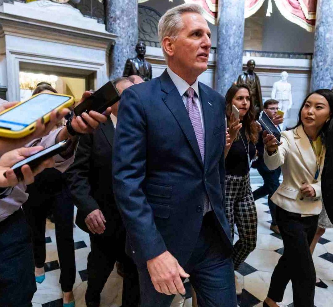 Kevin McCarthy es abordado por reporteros en la Cámara de Representantes de Estados Unidos