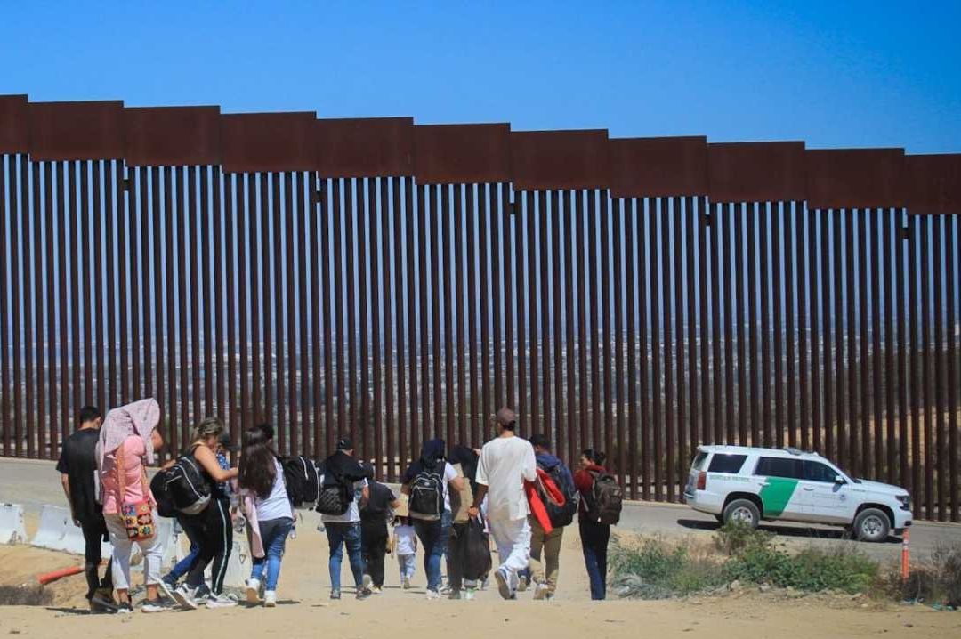 Joe Biden dijo que no puede impedir que se utilicen fondos federales para construir secciones del muro fronterizo entre EUA y México