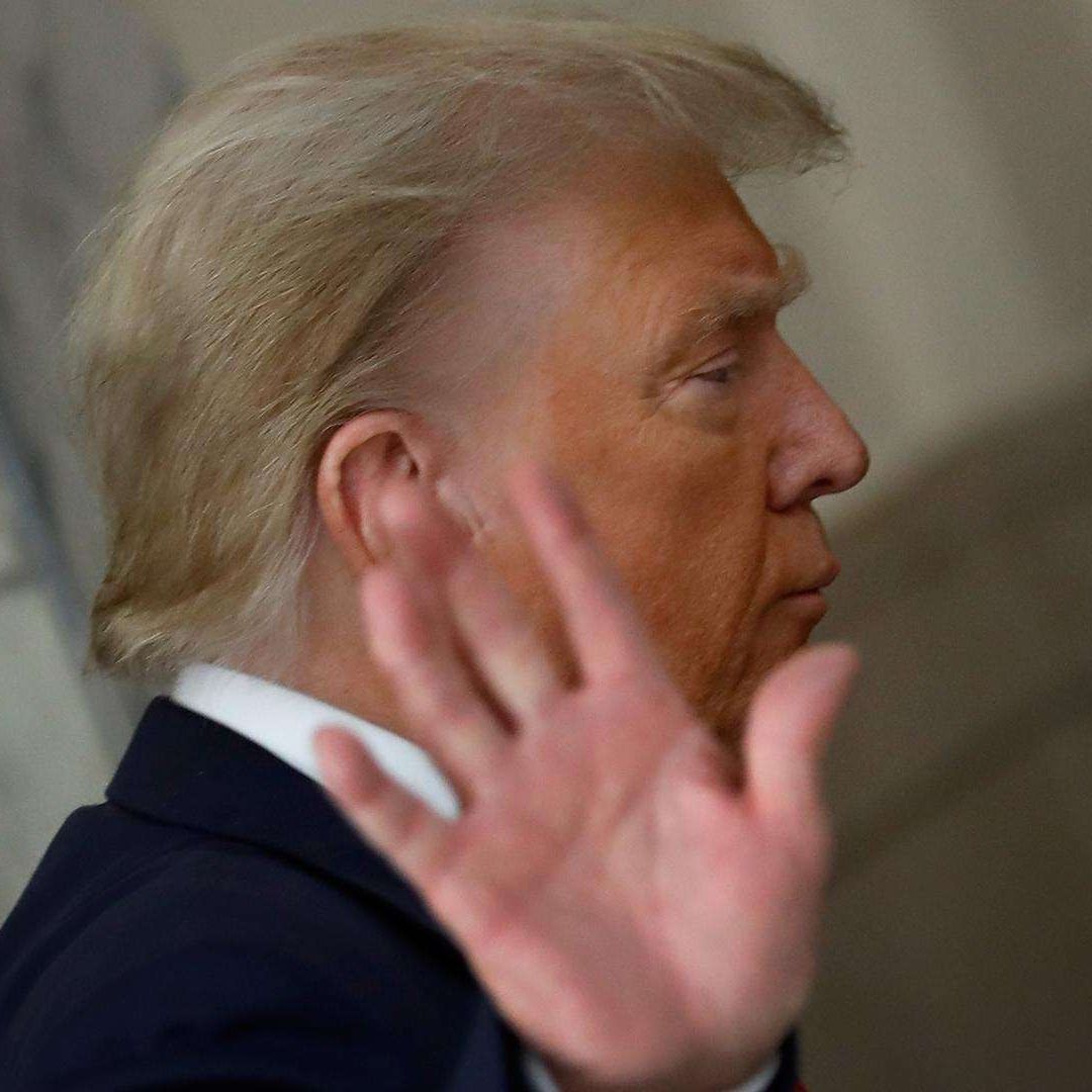 Donald Trump hace ademanes a las cámaras durante un receso en su juicio por fraude civil en Nueva York