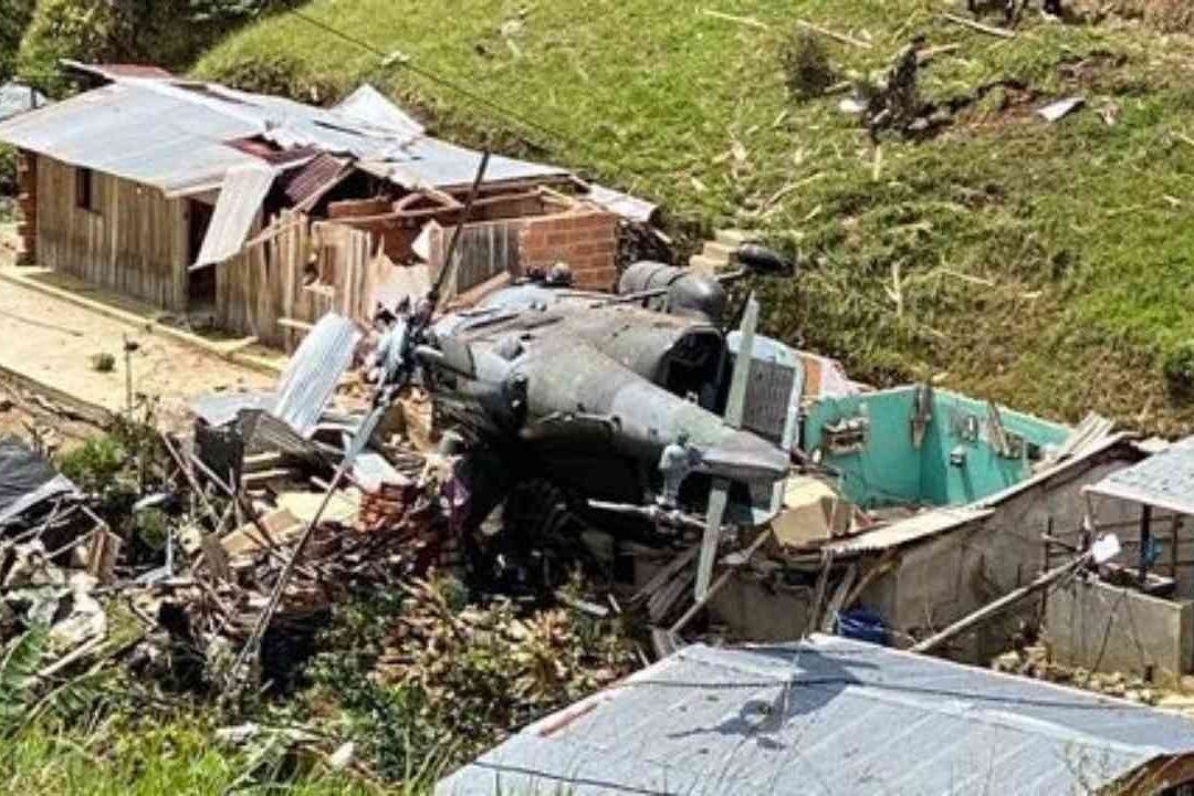 El video capta cómo el helicóptero del Ejército de Colombia cae sobre una casa