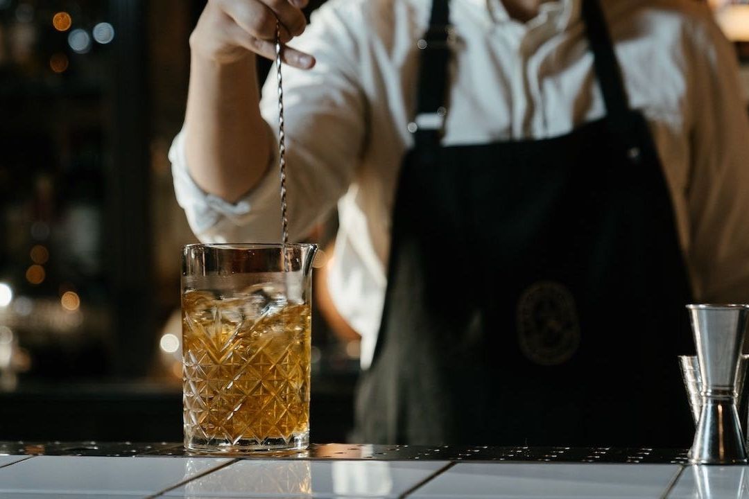 Bartender sirve una copa en un bar