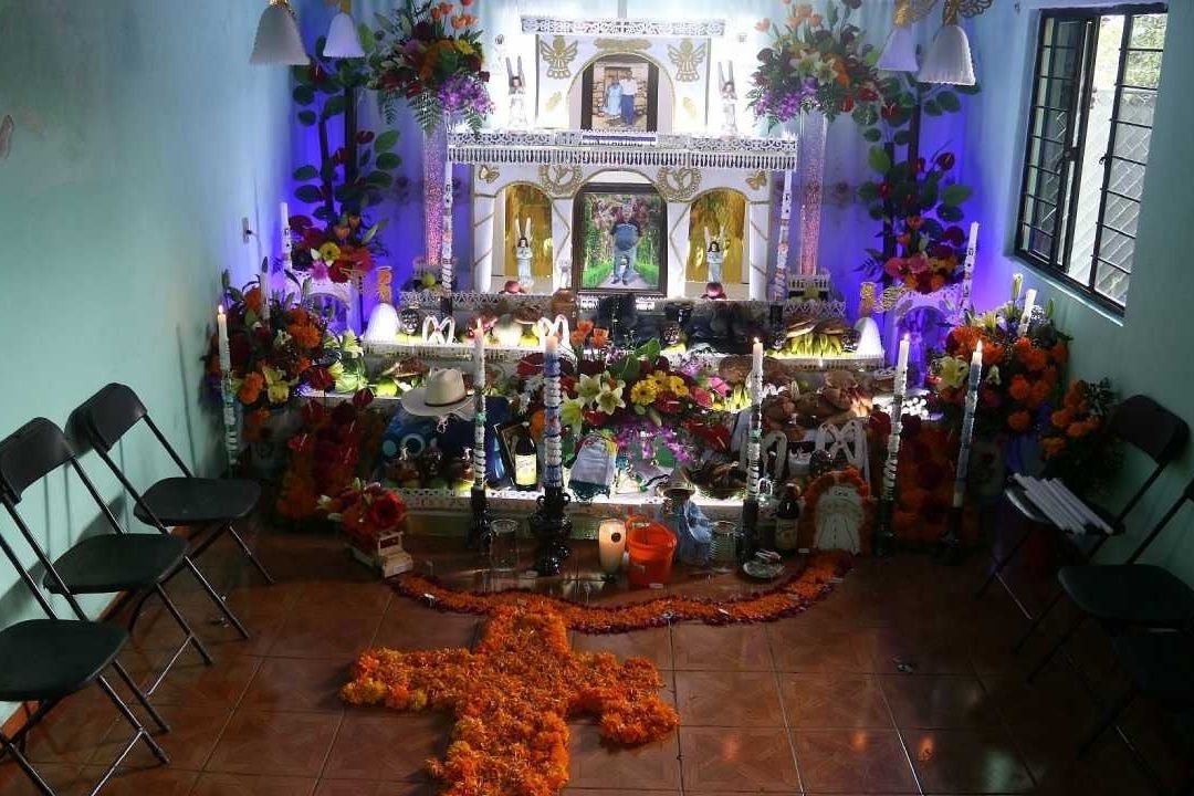 La ofrenda de muertos es la forma en la que los mexicanos homenajean con diferentes elementos a sus difuntos