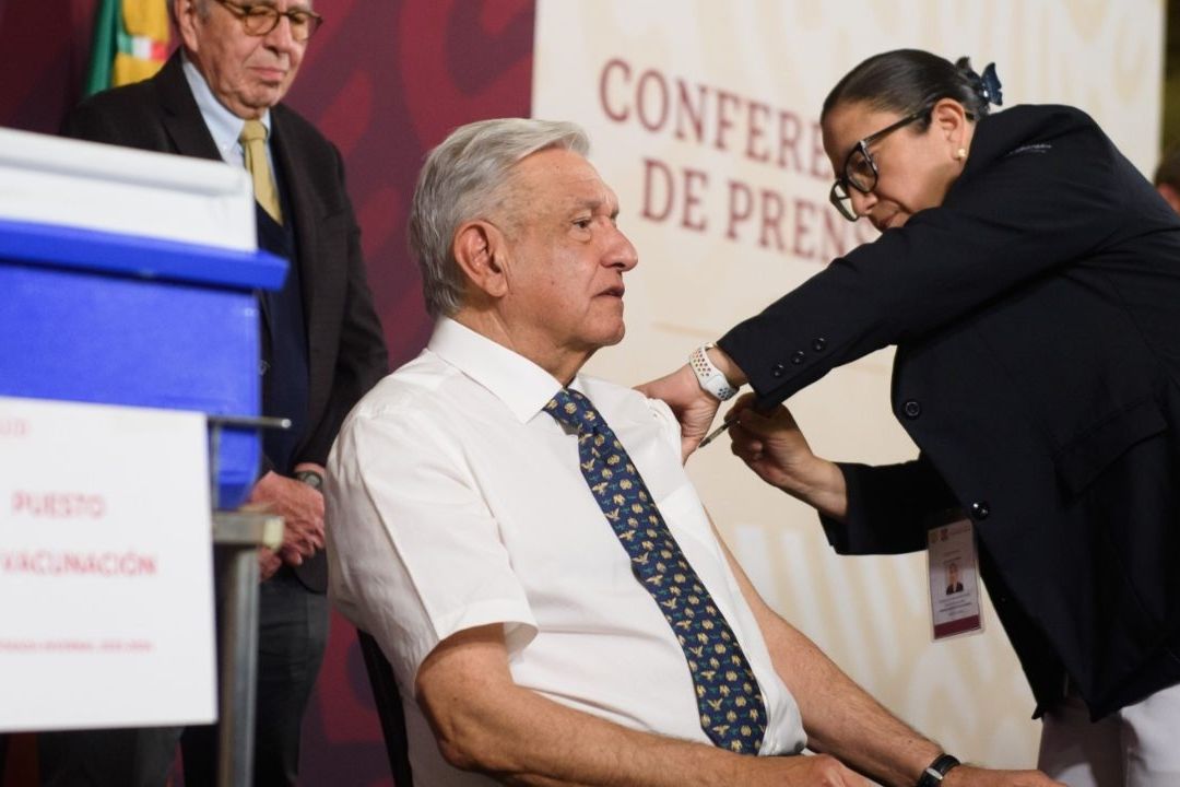 El presidente López Obrador es vacunado durante la conferencia mañanera