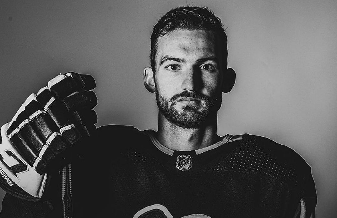 Adam Johnson, jugador de hockey, muere por cortada en el cuello