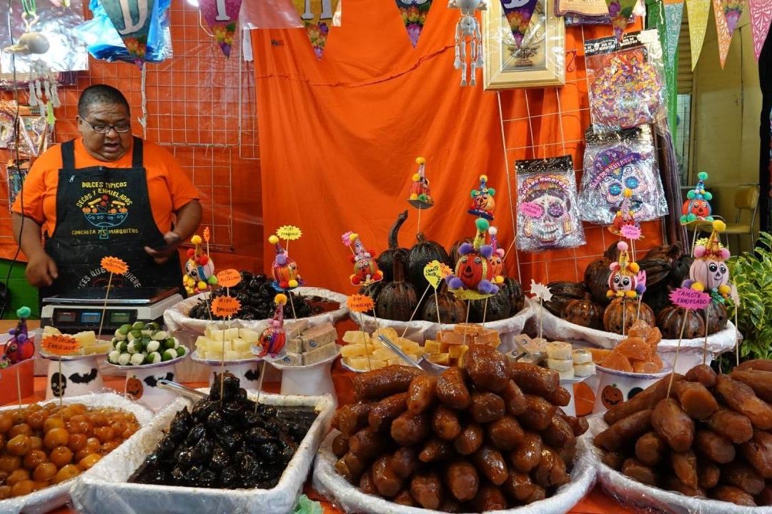 Los mexicanos ya están poniendo la ofrenda de muertos a sus difuntos, pero este año los elementos subieron su precio