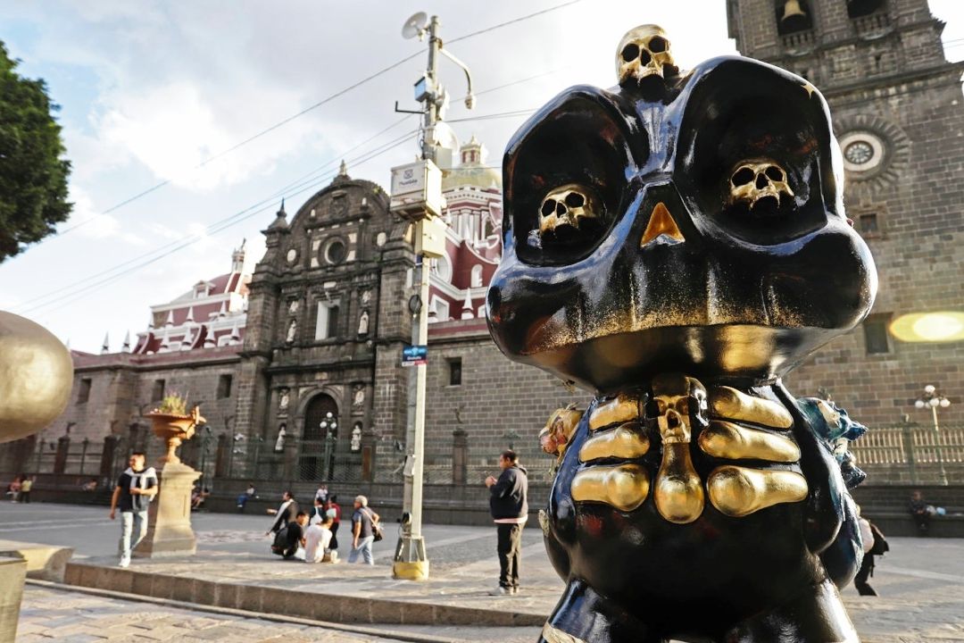‘Me Lleva la Huesuda’: Más de 120 Catrinas y Calaveras del Día de Muertos se Exhiben en Puebla
