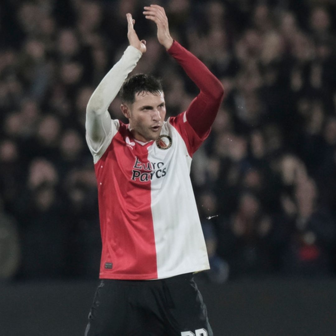 Santi Giménez se presentó con doblete en la Champions League frente a la Lazio. Foto: AP