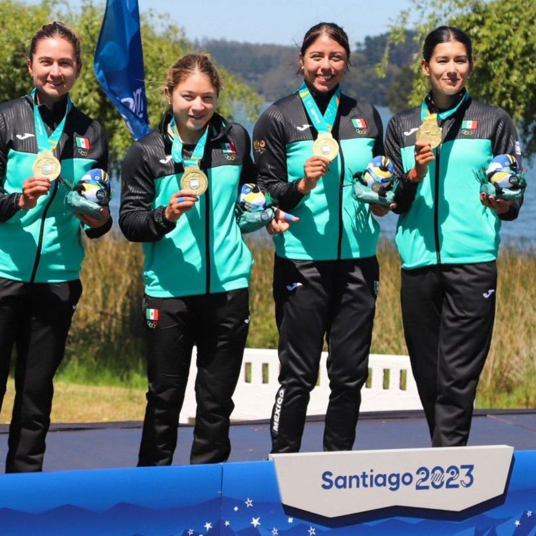 Maricela Montemayor, Beatriz Briones, Brenda Gutiérrez y Karina Alanís, con su medalla de oro en Santiago 2023.