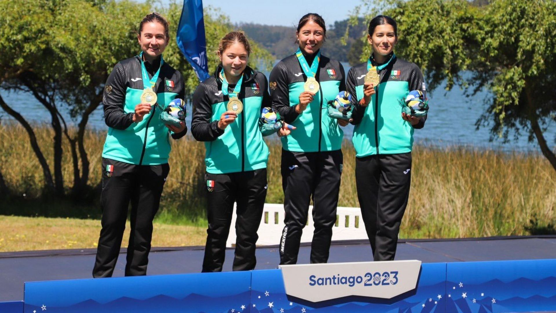 Maricela Montemayor, Beatriz Briones, Brenda Gutiérrez y Karina Alanís, con su medalla de oro en Santiago 2023.