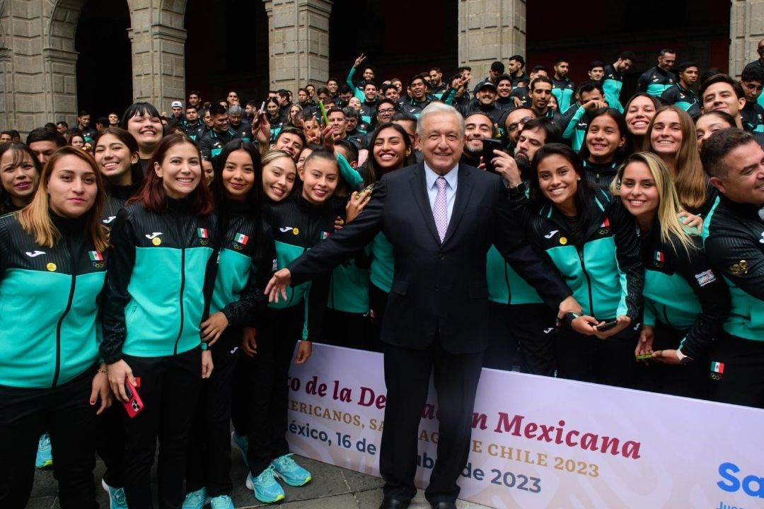 AMLO con los deportistas durante el abanderamiento en Palacio Nacional