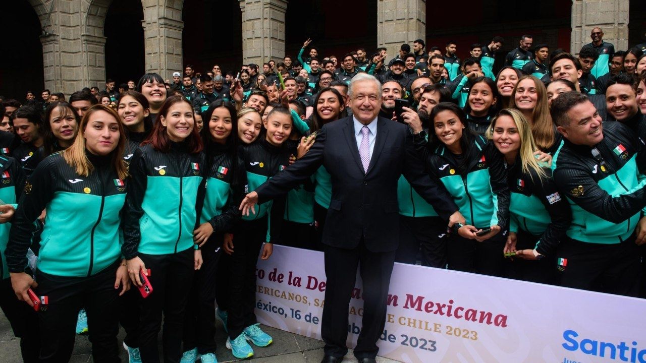AMLO con los deportistas durante el abanderamiento en Palacio Nacional