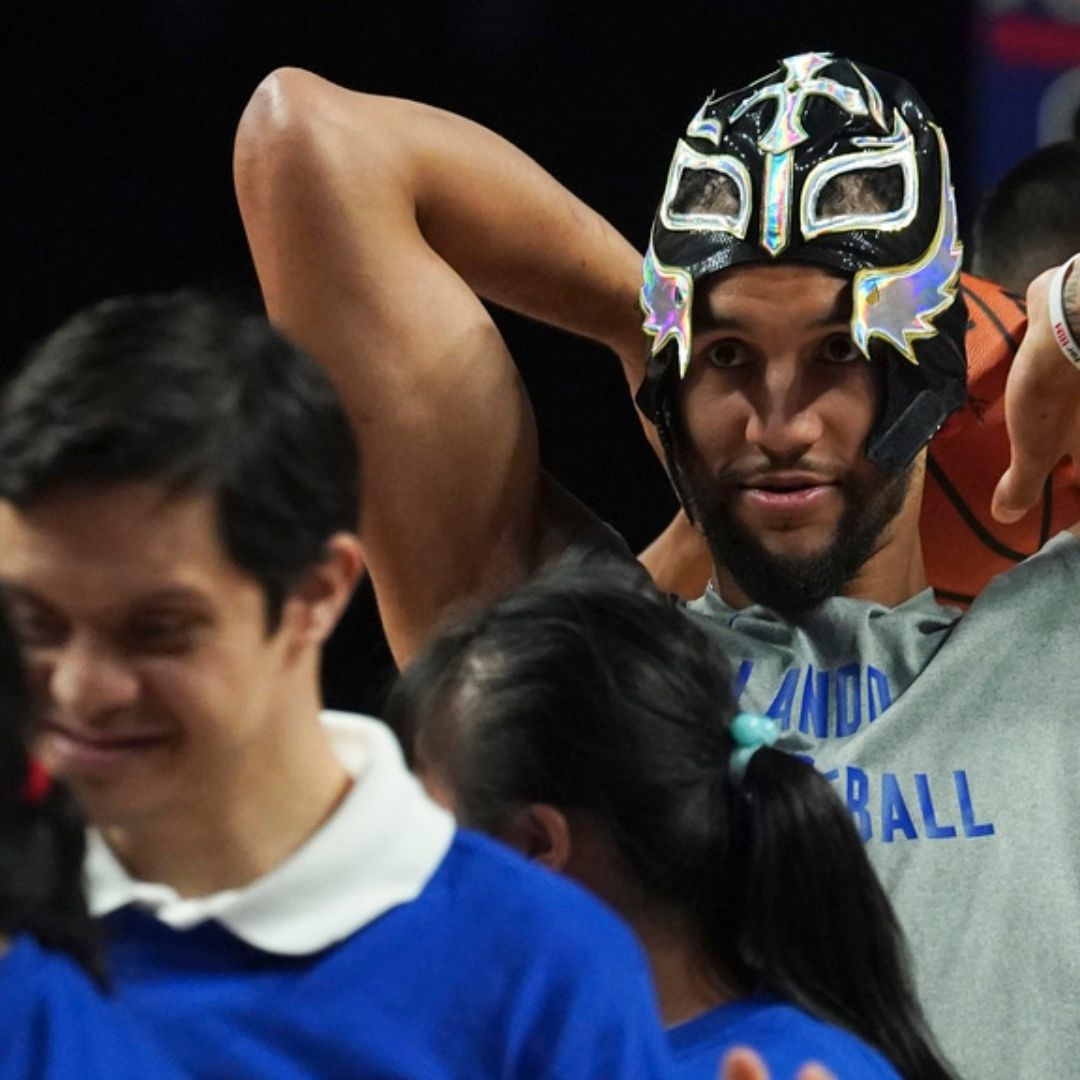 A Jalen Suggs le gustó mucho la máscara de Rey Mysterio. Foto: AP