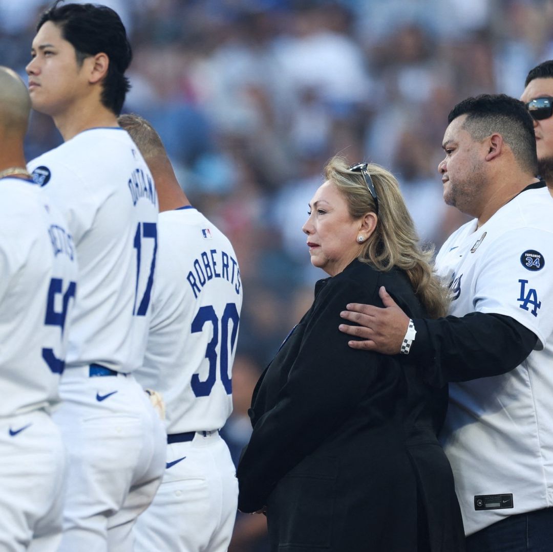 La esposa de Valenzuela, Linda Burgos, y sus hijos asistieron emocionados al tributo. Foto AFP