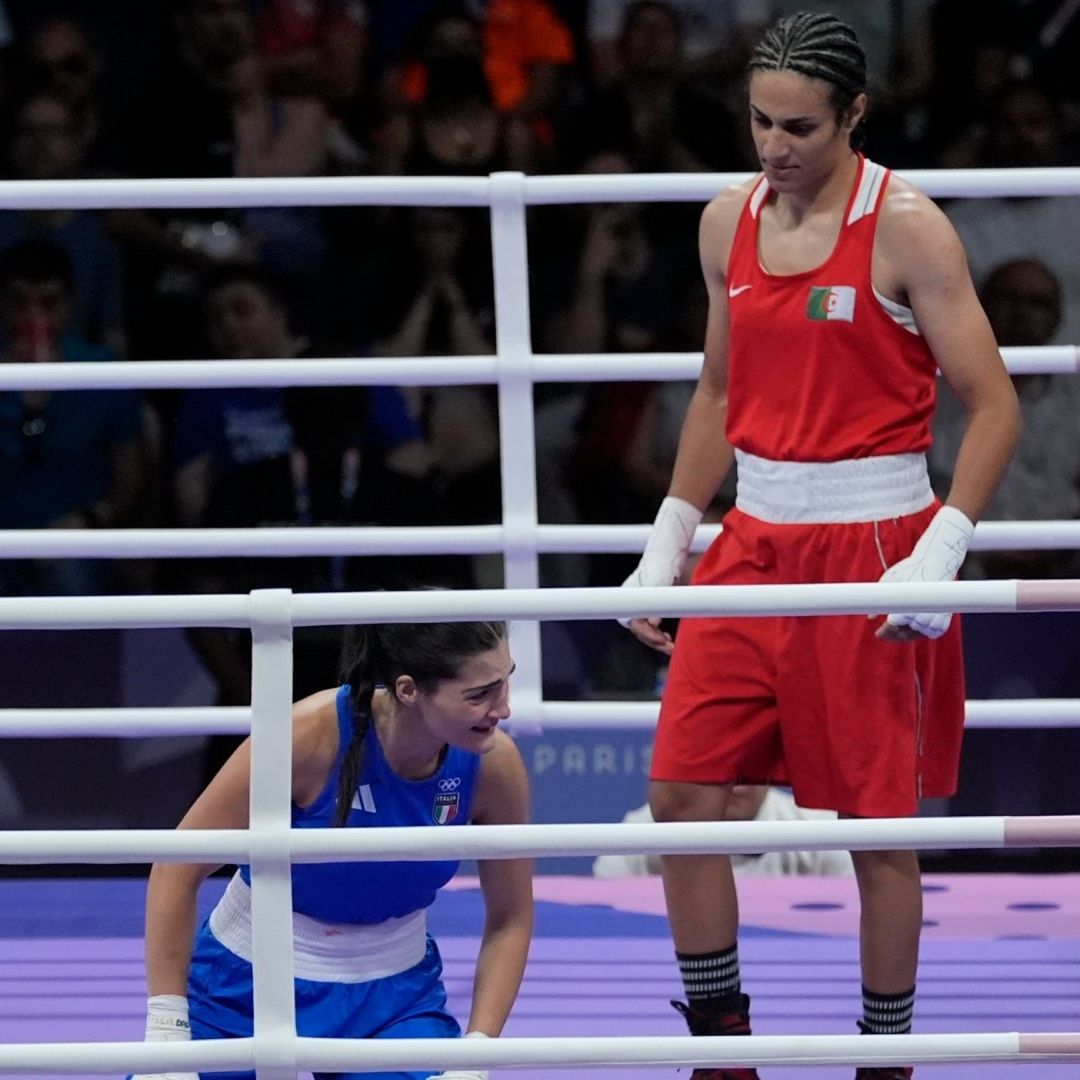A tan solo 46 segundos de haber iniciado el combate, la italiana Angela Carini se retiró luego de recibir un golpe de Imane Khelif. Foto AP