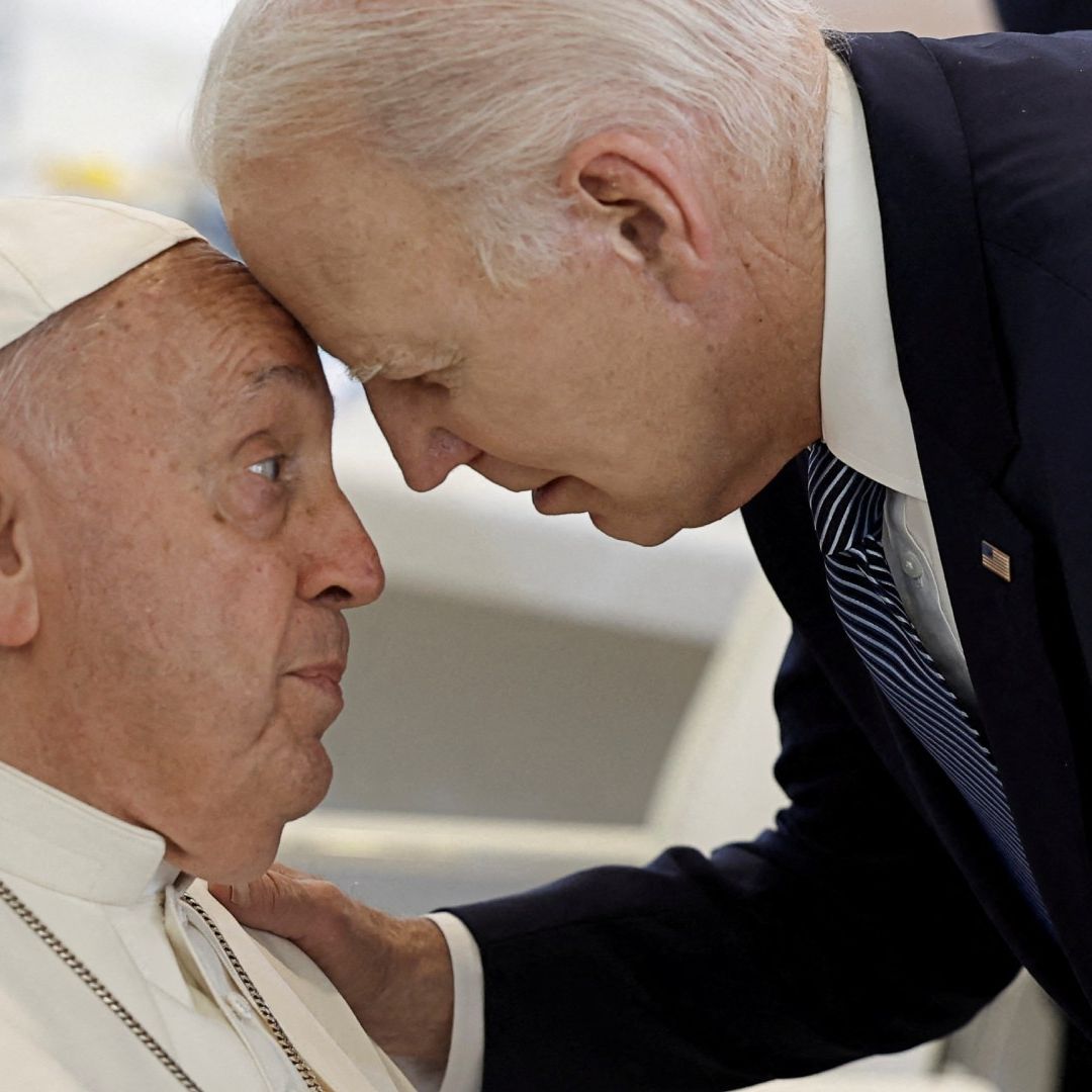 Joe Biden coloca su frente contra la del papa Francisco en emotivo encuentro
