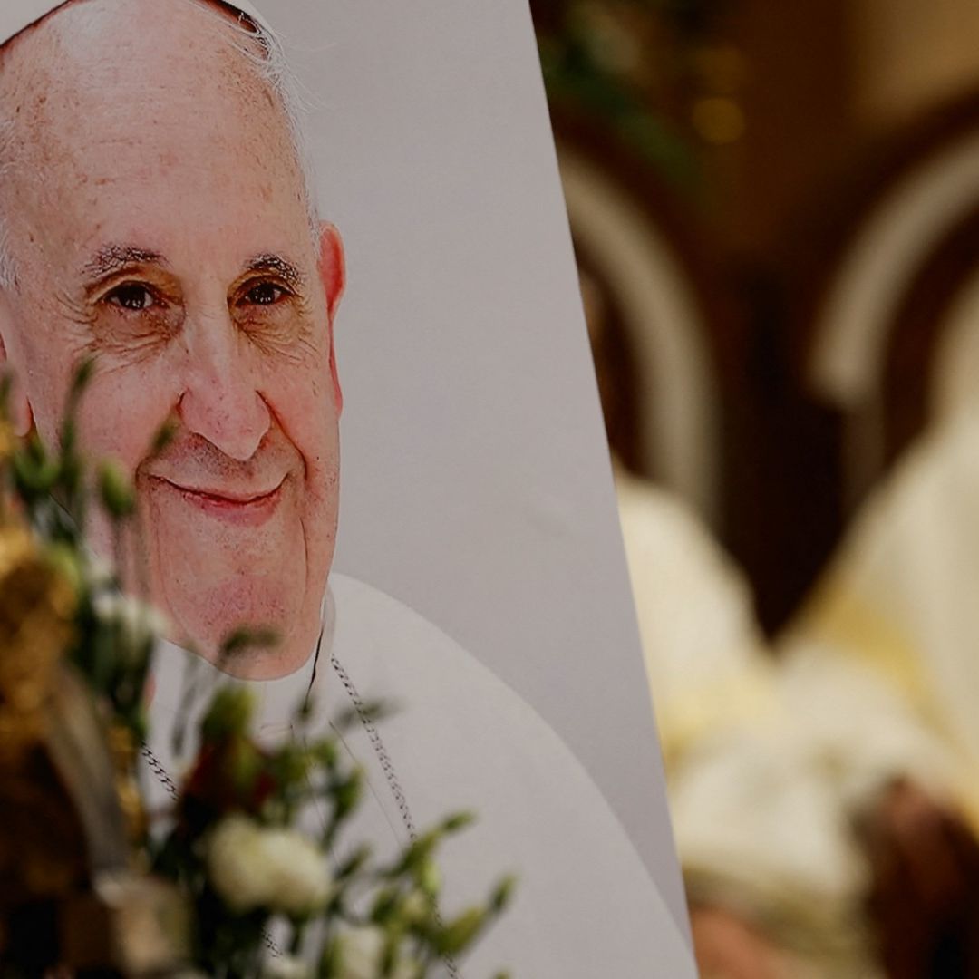 El papa instó a los jóvenes a escuchar a los demás.