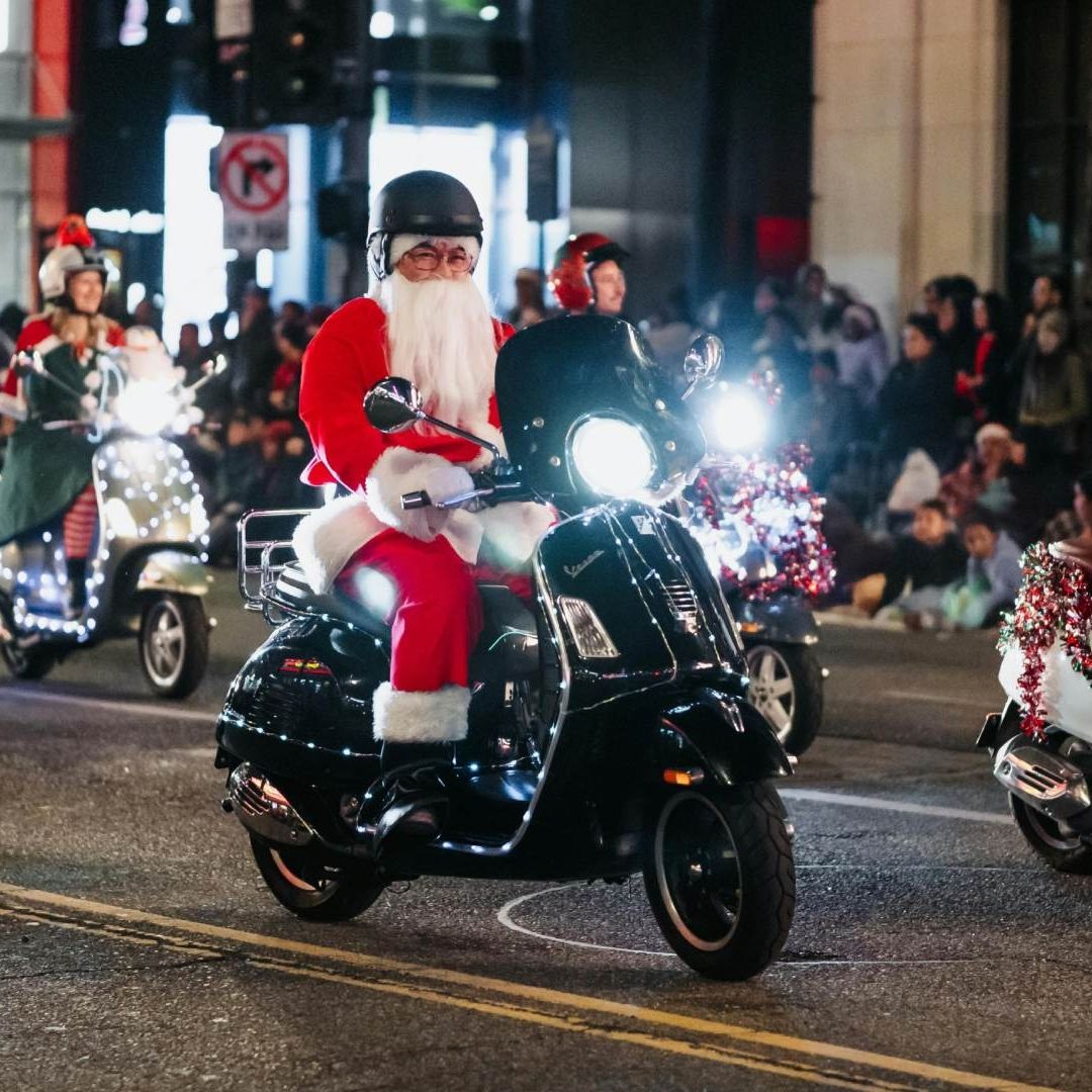 Un sujeto vestido de Santa Claus se dio a la fuga en su motocicleta y la policía pide ayuda para localizarlo