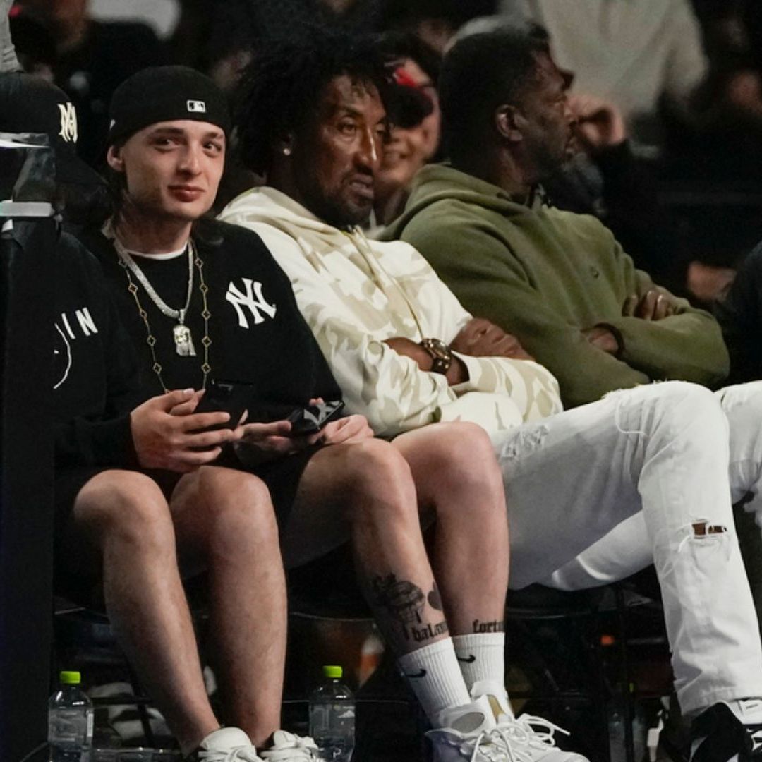 Scottie Pippen se sentó en primera fila junto a Peso Pluma. Foto: AP