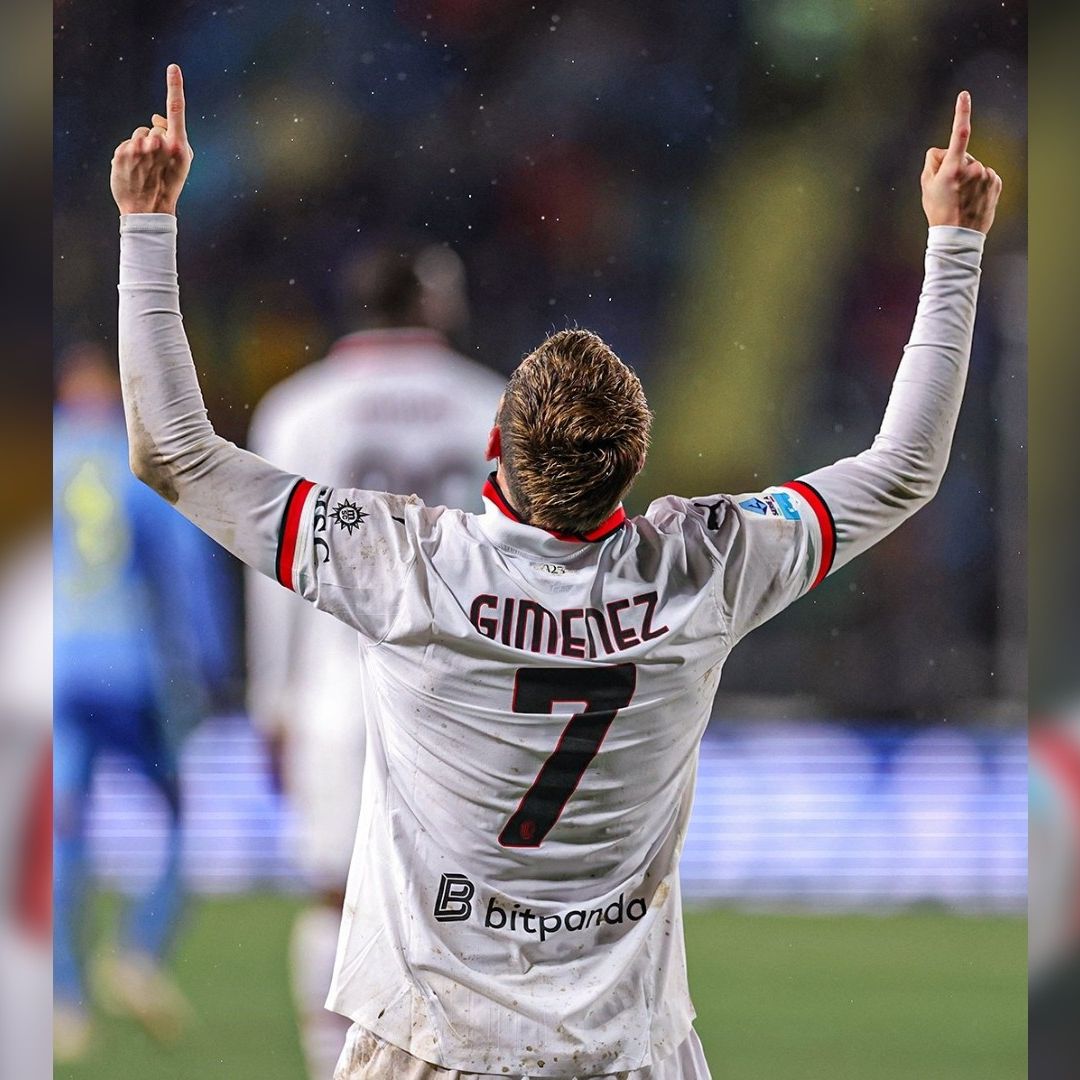 Santiago Giménez celebró su debut en la Serie A con un gol.