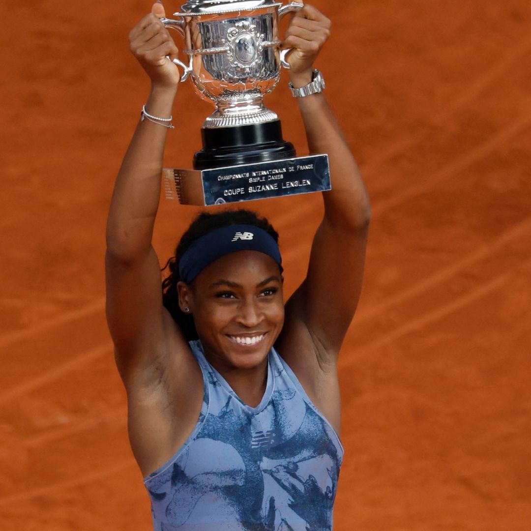 Coco Gauff celebra con el trofeo tras ganar Roland Garros 2025
