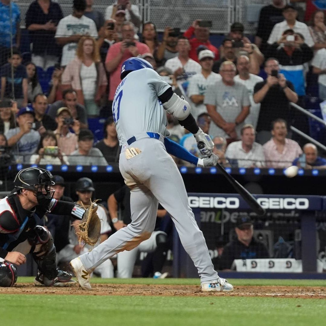 Este fue el histórico batazo de Ohtani para conseguir su 'home run' 50. Foto AP