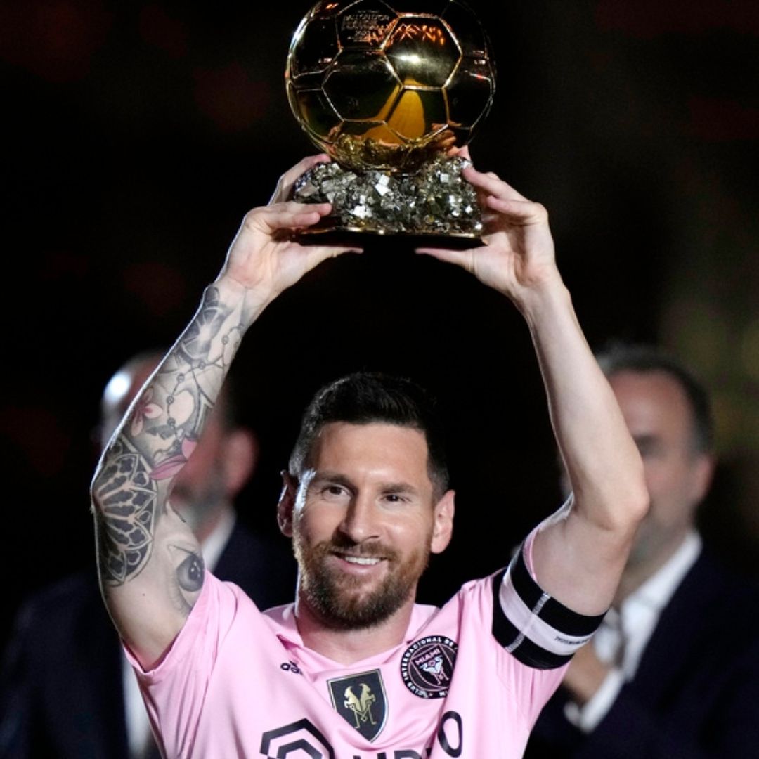 Messi compartió su octavo Balón de Oro con la afición del Inter de Miami quien se rindió ante el astro argentino. Foto: AP