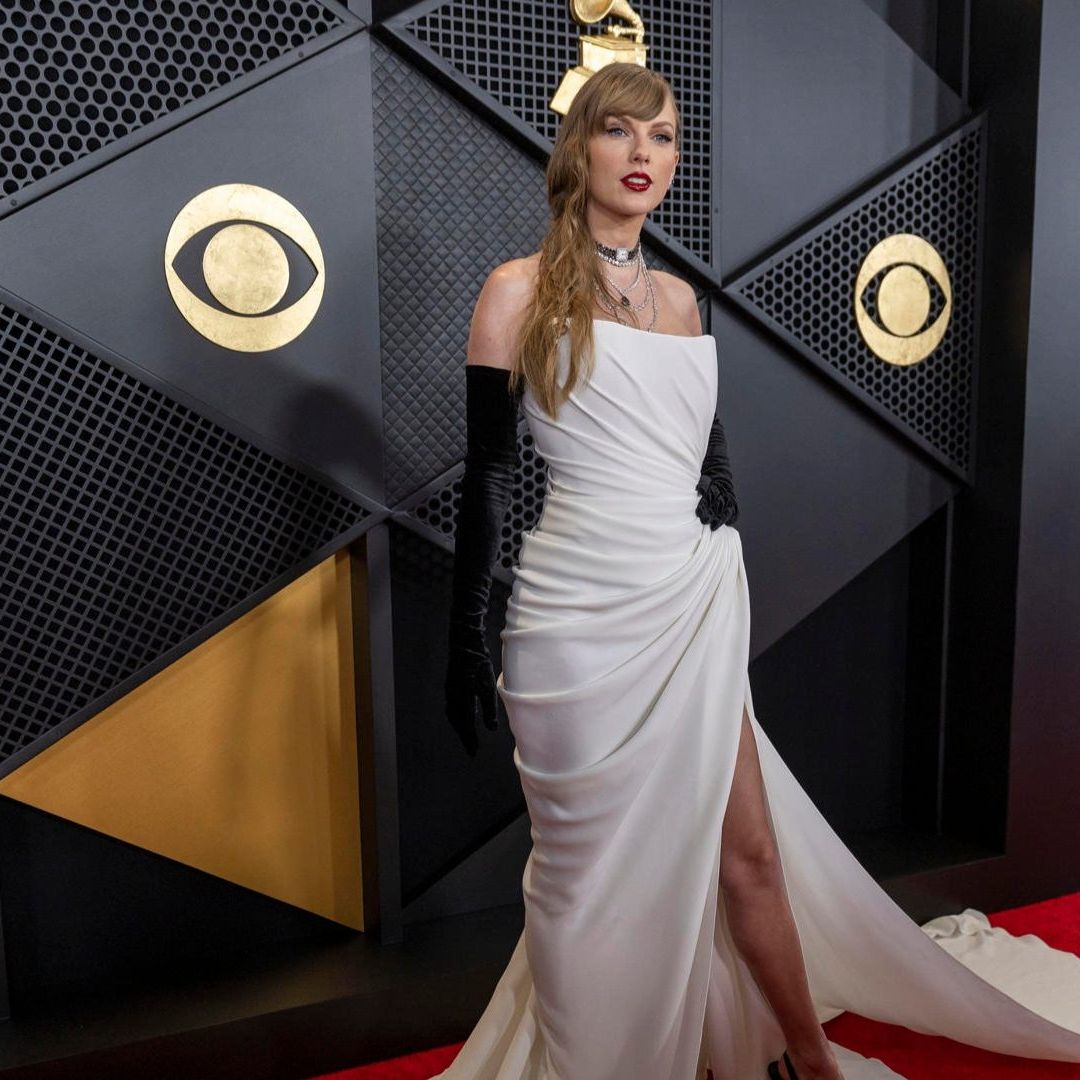 Taylor Swift durante la alfombra roja de los Premios Grammy