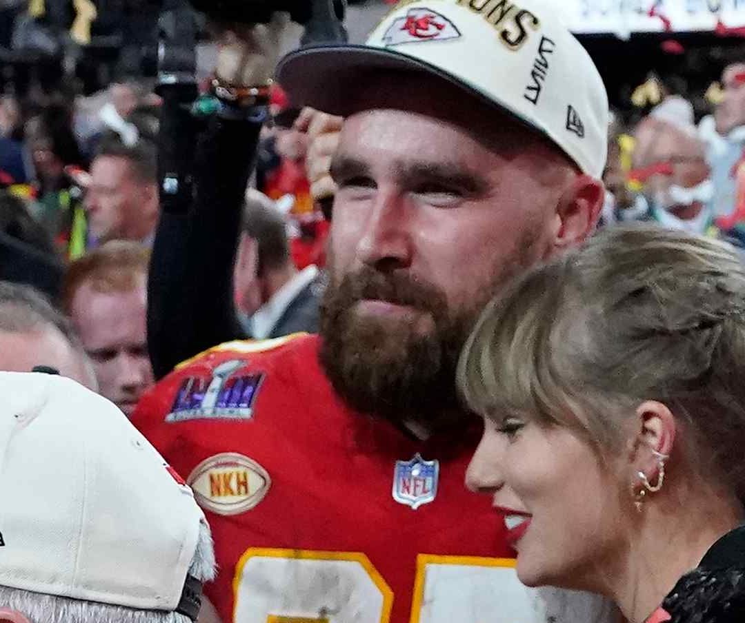 Travis Kelce dona 100 mil dólares a víctimas de tiroteo