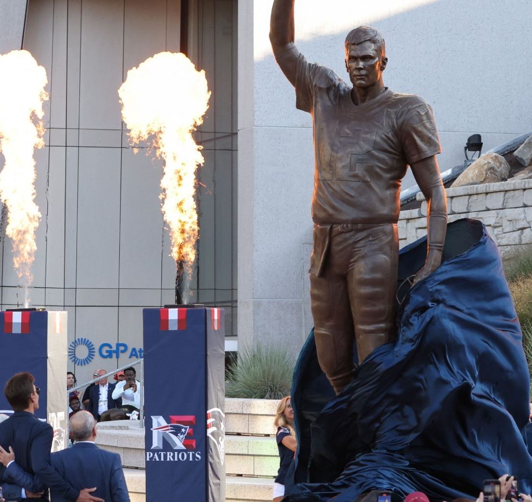 La estatua de Tom Brady fue develada en la explanada del estadio de los Pats, en Foxborough, Massachusetts.