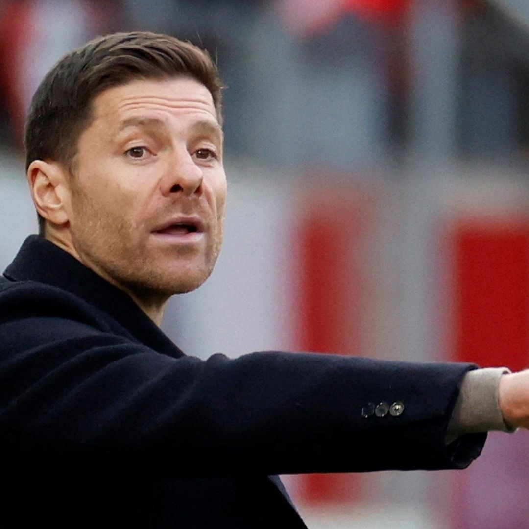El técnico español Xabi Alonso durante partido de futbol en Alemania
