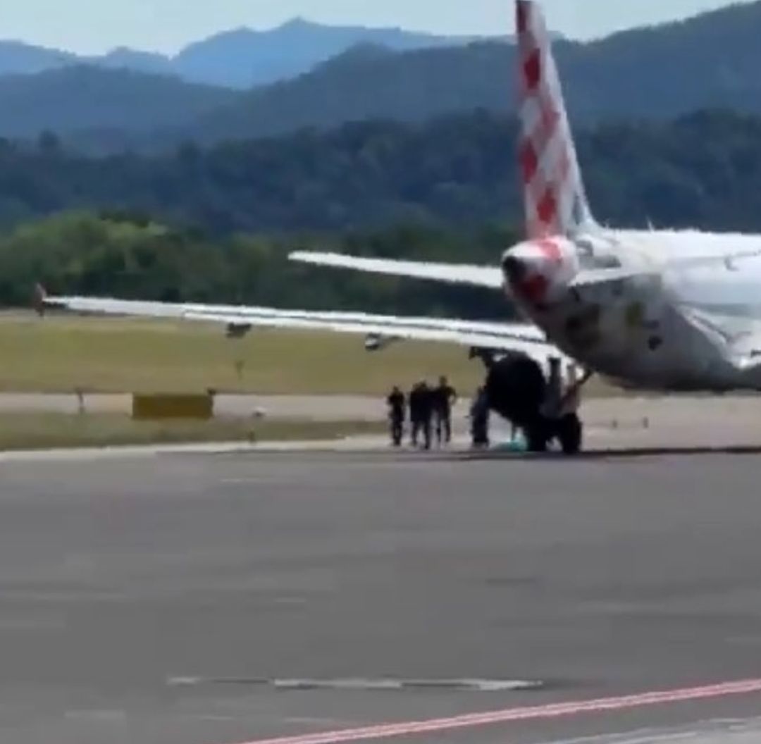 Hombre Murió al Ser Succionado por la Turbina de un Avión en Aeropuerto; "Se Coló por Debajo"