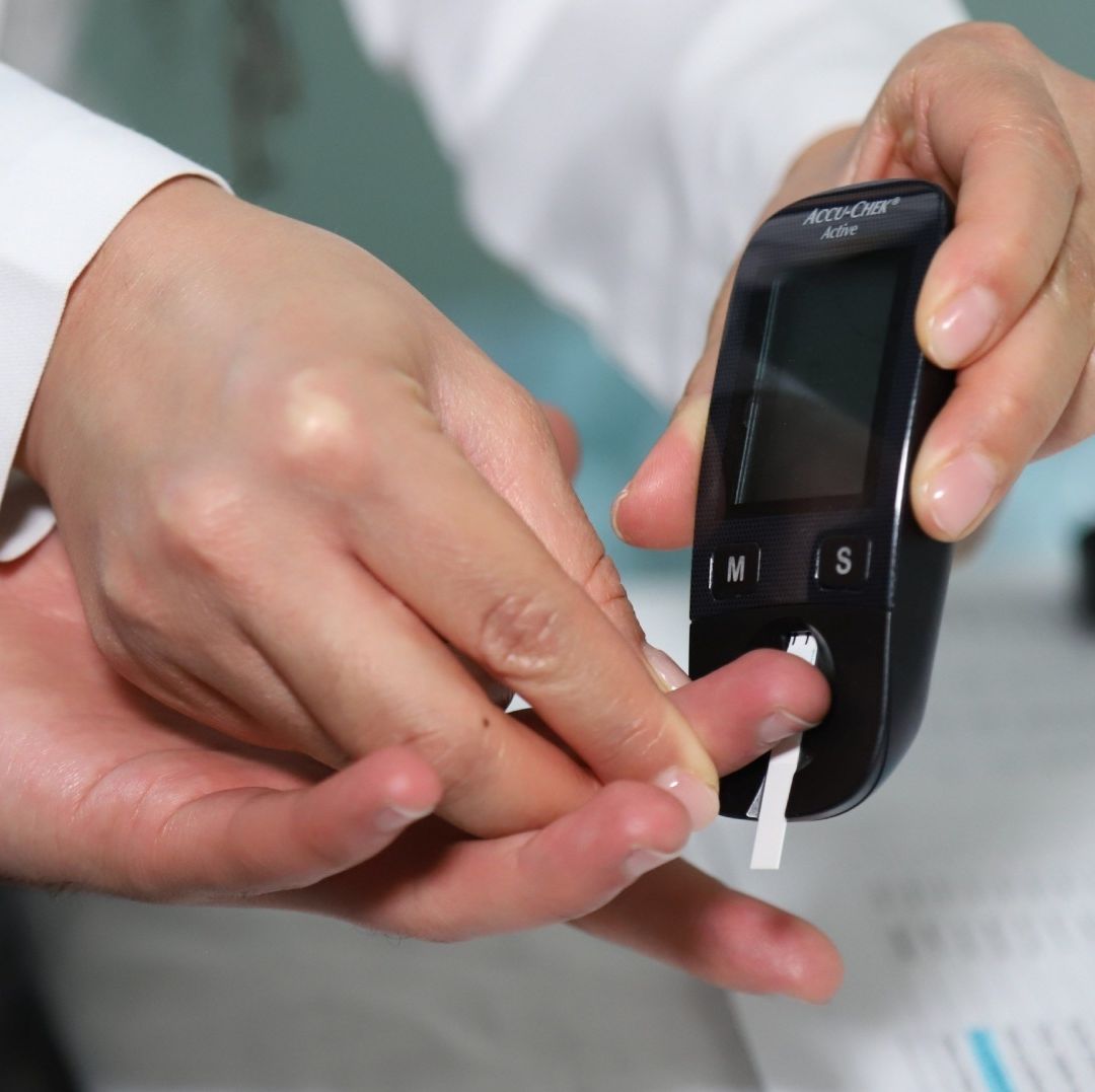 Pruebas para detección de diabetes en el Hospital La Raza, en CDMX