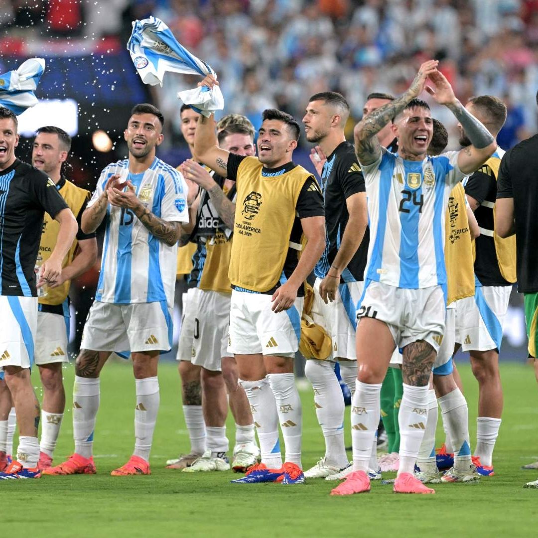 La FIFA y el Chelsea obligaron a Enzo Fernández a ofrecer disculpas. Foto AFP