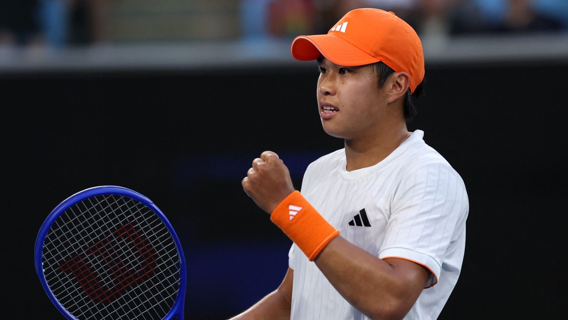 Tien Elimina a Medvedev del Abierto de Australia; Djokovic Pasa a Cuartos Tras Retiro de Mensik.