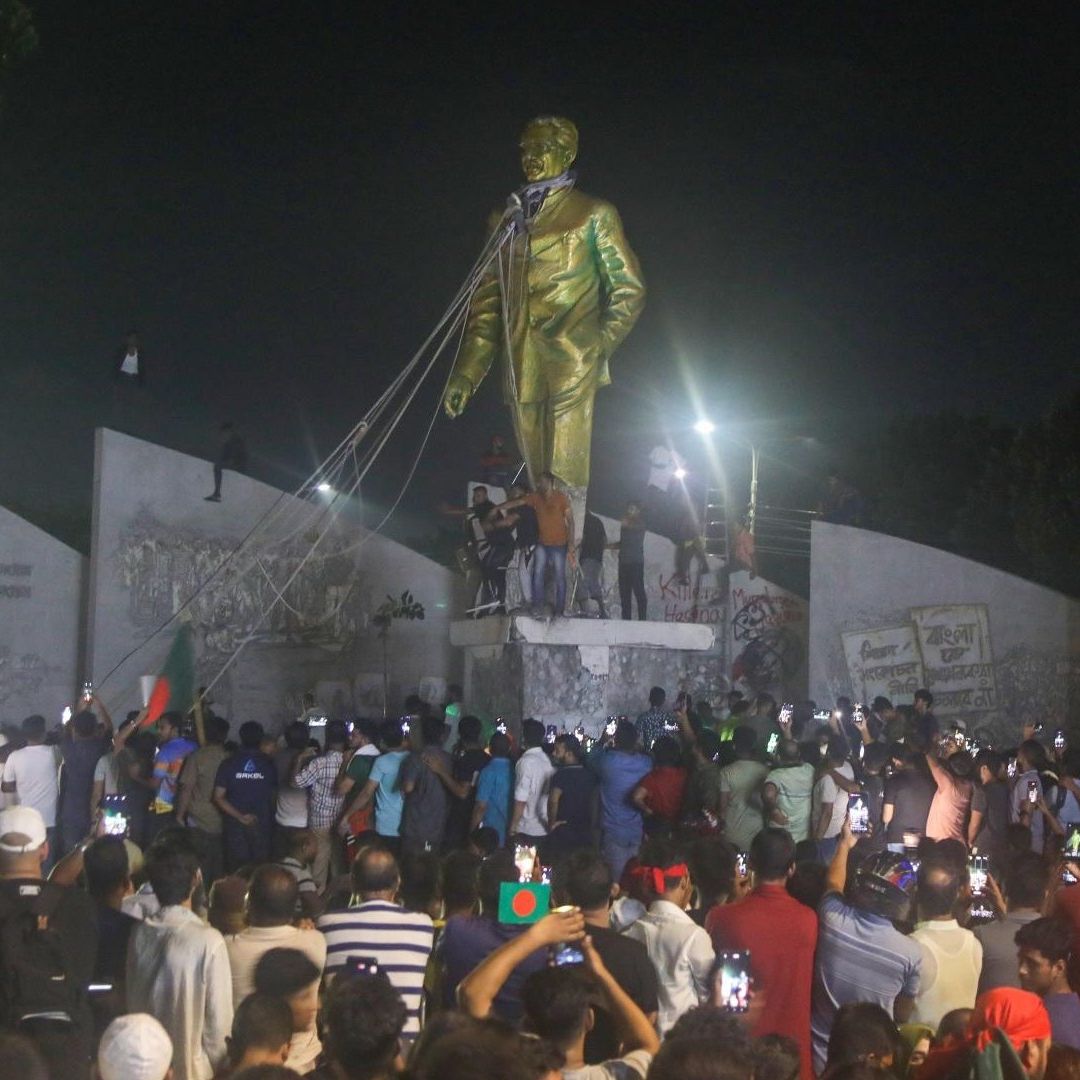Momento en que manifestantes intentan derribar la estatua del jeque Mujibur Rahman, en Bangladesh