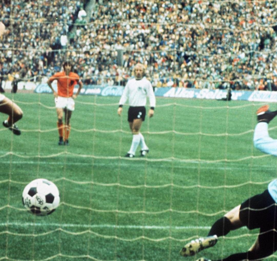 Neeskens puso en ventaja a Países Bajos en la final de la Copa del Mundo de 1974 ante Alemania, pero el equipo 'Oranje' no se pudo coronar. Foto AFP