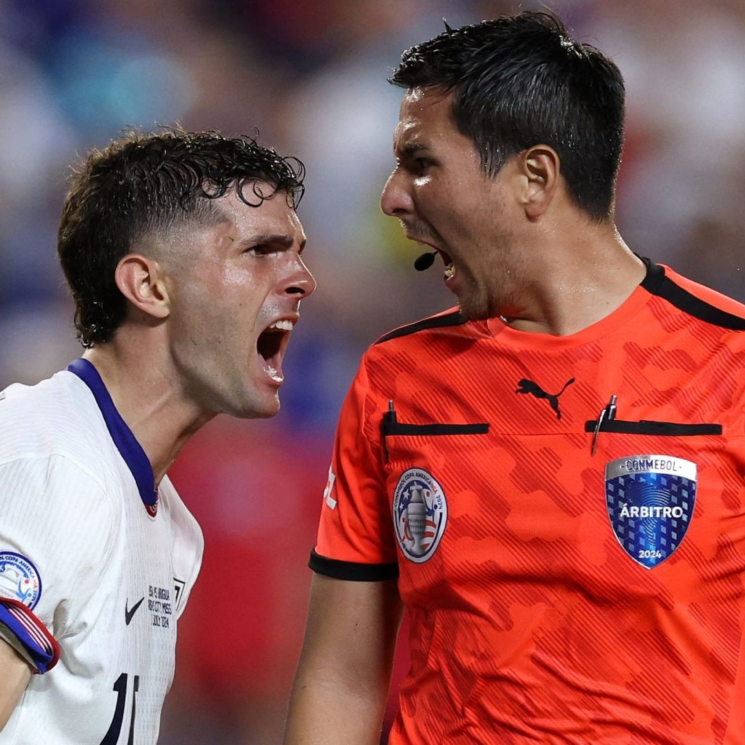 Pulisic tuvo varios 'encontronazos' con el árbitro central durante el partido ante Uruguay. Foto AFP