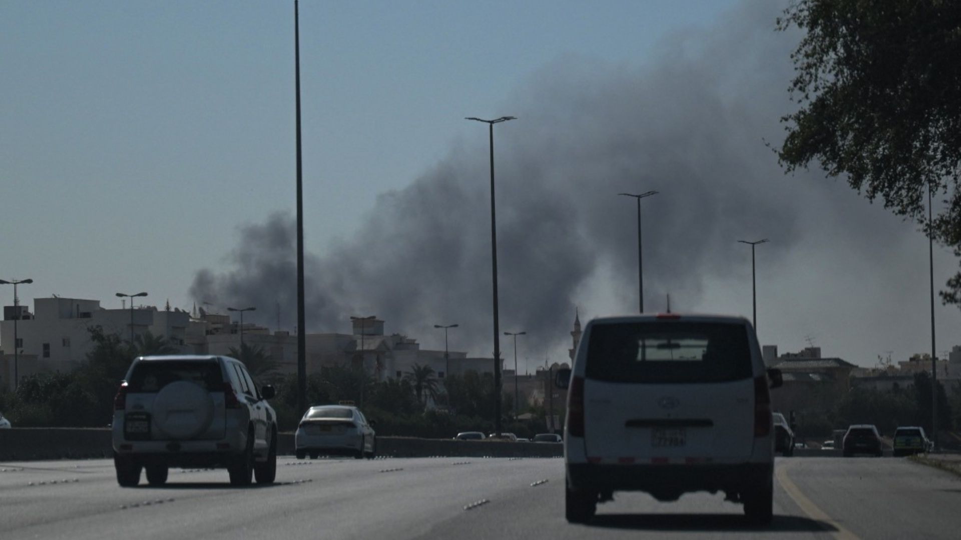 Embajada de Estados Unidos en Kuwait Se Incendia Luego de Ataque Iraní.