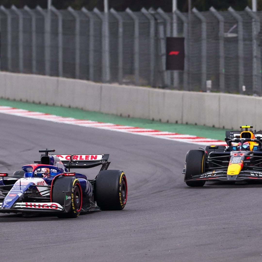 Momento en que Liam Lawson y Checo Pérez estaban peleando la posición durante el GP de la CDMX. Foto AFP
