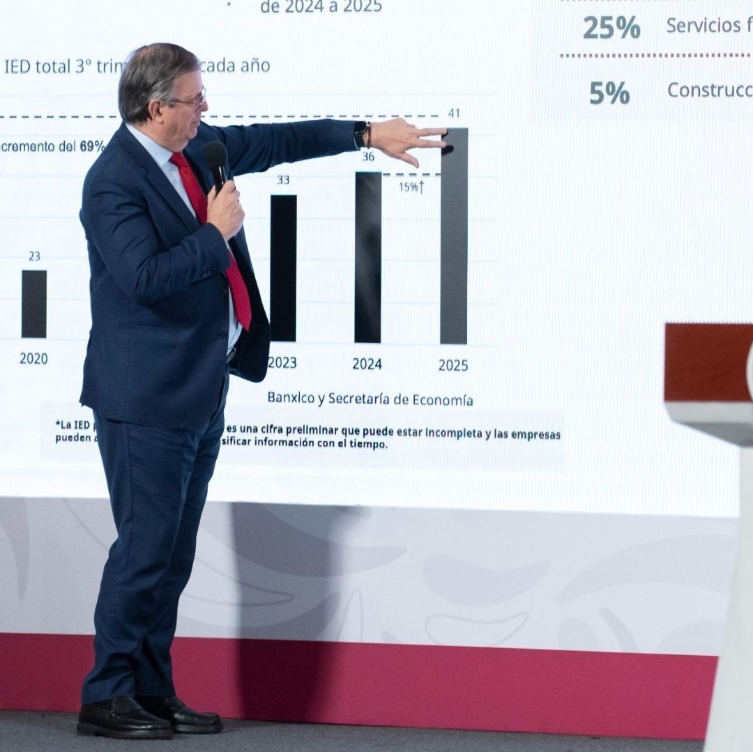 Un hombre frente a una presentación.
