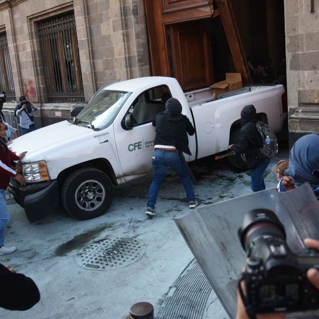 AMLO Califica como ‘Vulgar Acto de Provocación’ la Protesta de Normalistas en Palacio Nacional