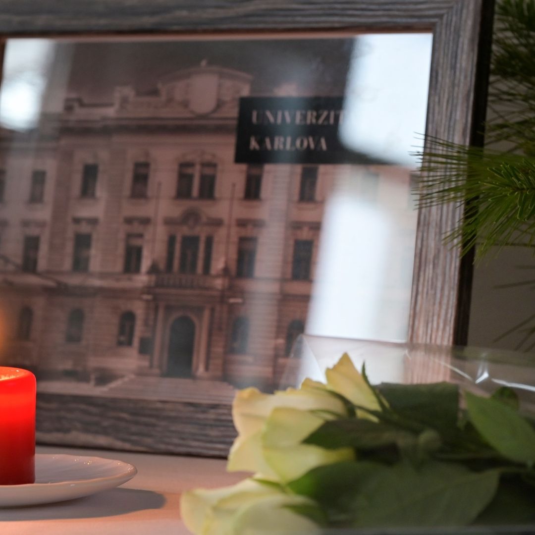 Tras el tiroteo colocaron ofrendas en la universidad de Praga.